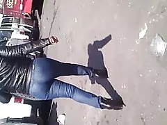 Zreli u uske traperice