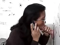 Gloryhole u WC za azijatkinju