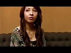 Slavna žena postaje ovisan o mladi domaćin...