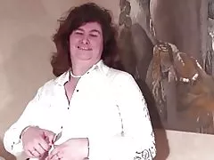 Velika stara baka s dlakave vagine