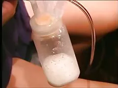 Seksi duge kose latina dvostruke pumpe mlijeka iz njezine grudi